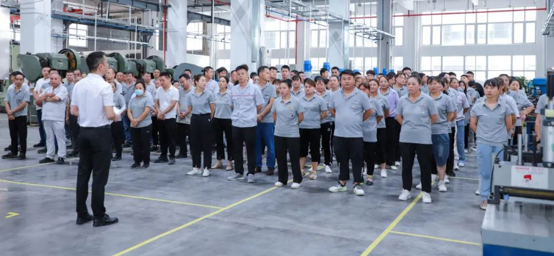 金萊勒電氣生產(chǎn)管理部月度表彰大會